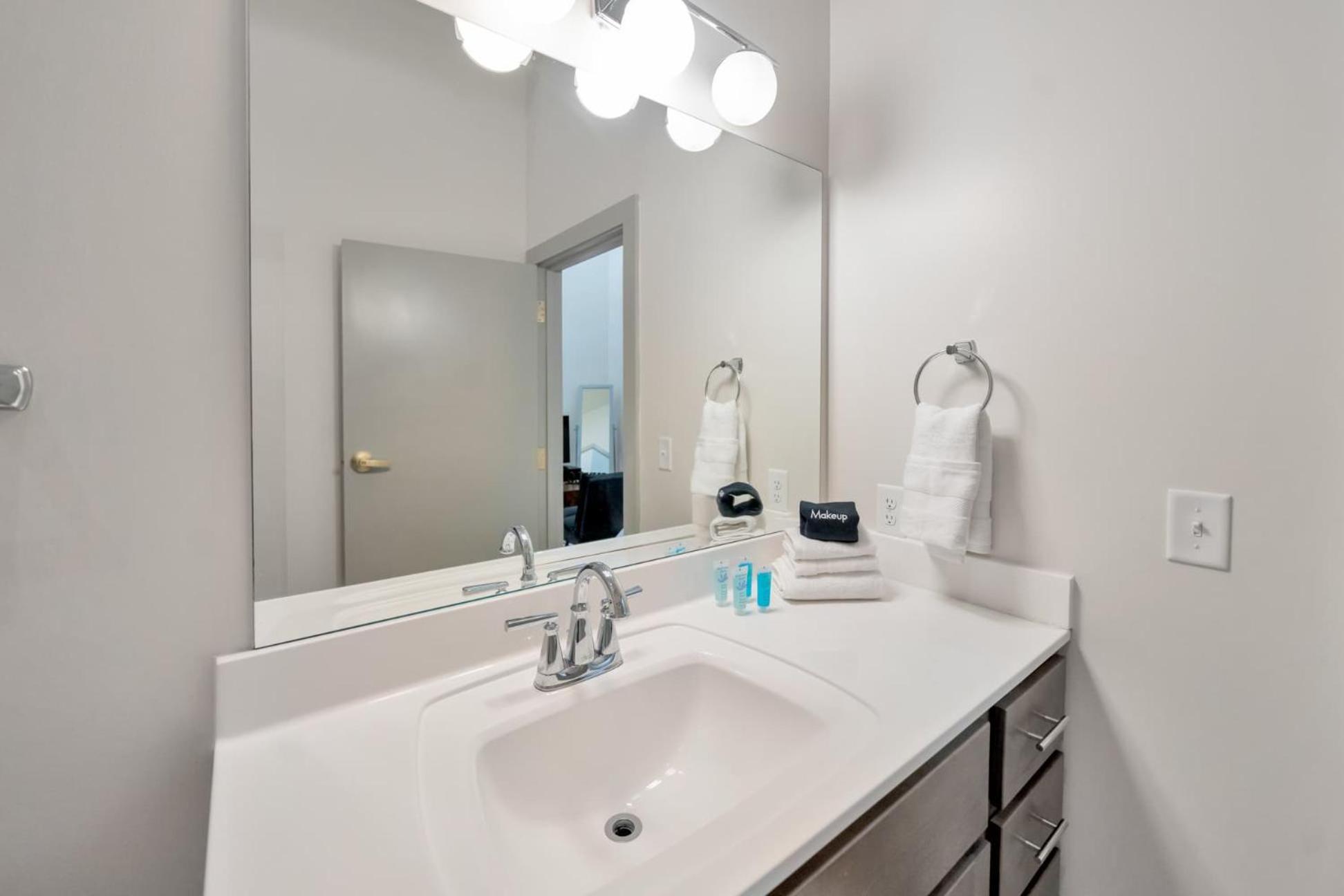 Bright And Modern In # 309 Apartment *